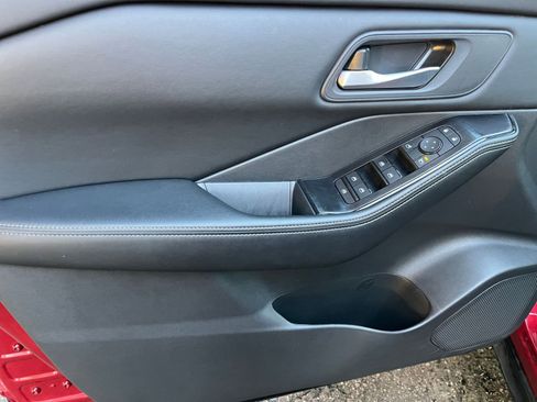 Used 2025 Nissan Rogue SV image 18