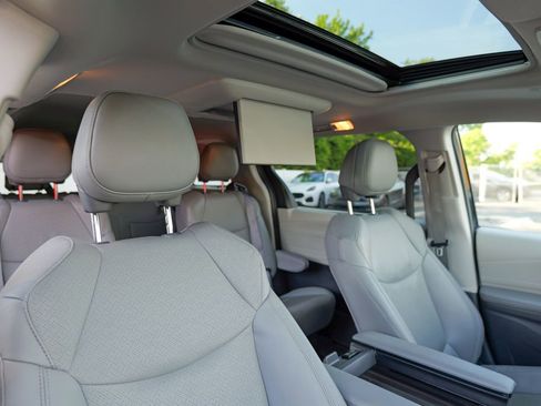 Used 2023 Toyota Sienna Limited AWD/4WD image 36
