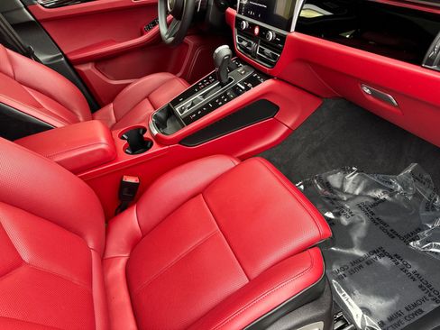 Certified 2025 Porsche Macan image 18