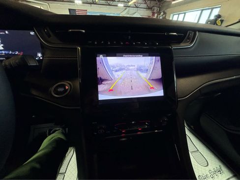 Used 2023 Jeep Grand Cherokee Laredo X image 20