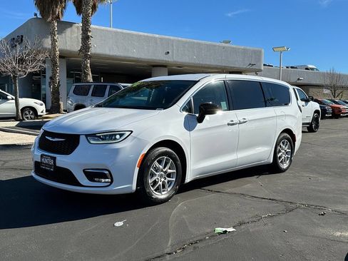Used 2024 Chrysler Pacifica Touring-L FWD image 2