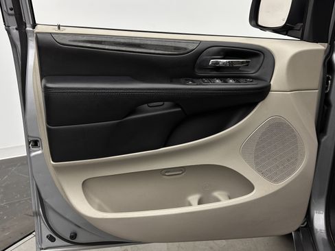 Used 2019 Dodge Grand Caravan SE w/ UConnect Hands-Free Group image 10