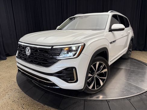 Used 2024 Volkswagen Atlas SEL Premium R-Line image 2