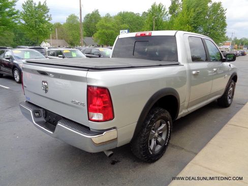 Used 2017 RAM 1500 Classic SLT AWD/4WD image 3