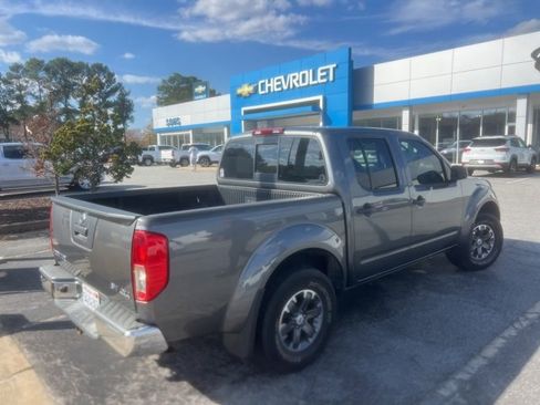 Used 2019 Nissan Frontier SV image 5