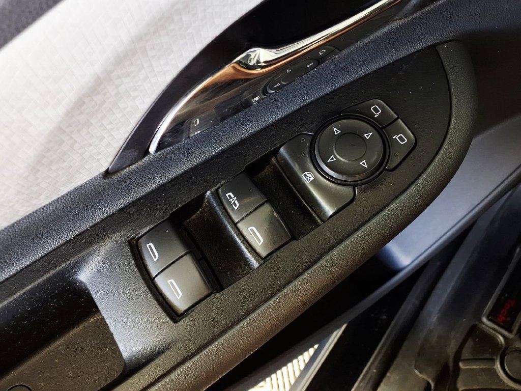 Used 2021 Chevrolet Bolt Premier w/ Infotainment Package FWD image 25