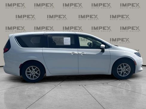 Used 2023 Chrysler Voyager LX image 6