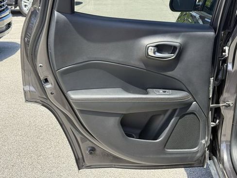 Used 2019 Jeep Compass Latitude image 33