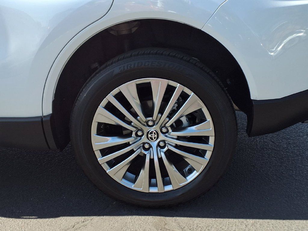 Certified 2023 Toyota Venza XLE AWD/4WD image 4