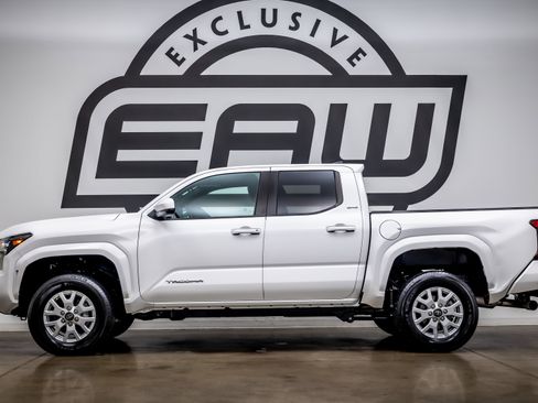 Used 2024 Toyota Tacoma SR5 AWD/4WD image 5