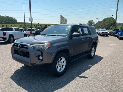 Used 2020 Toyota 4Runner SR5 AWD/4WD image 2