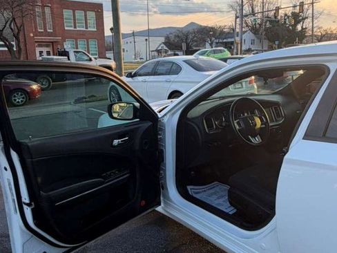 Used 2014 Dodge Charger SXT image 12