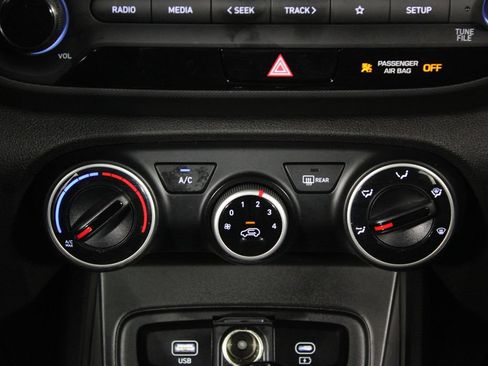 Certified 2025 Hyundai Venue SE FWD image 22