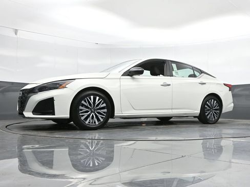 Used 2025 Nissan Altima 2.5 SV FWD image 44