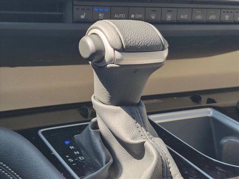 Used 2025 Toyota Sienna Platinum AWD/4WD image 8