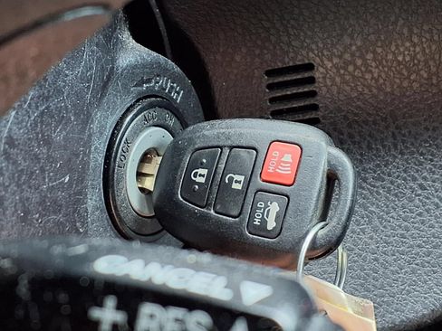 Used 2018 Toyota Corolla SE w/ Carpet Mat Package (TMS) FWD image 23