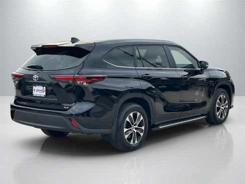 Used 2024 Toyota Highlander LE image 5