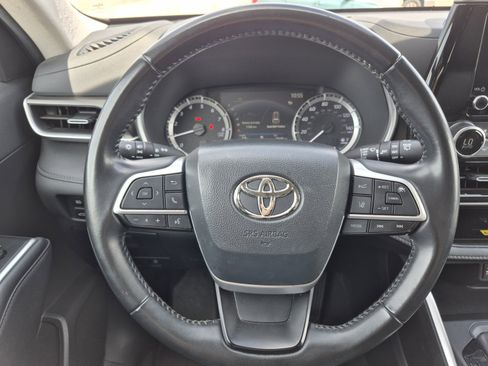 Used 2023 Toyota Highlander XLE image 9