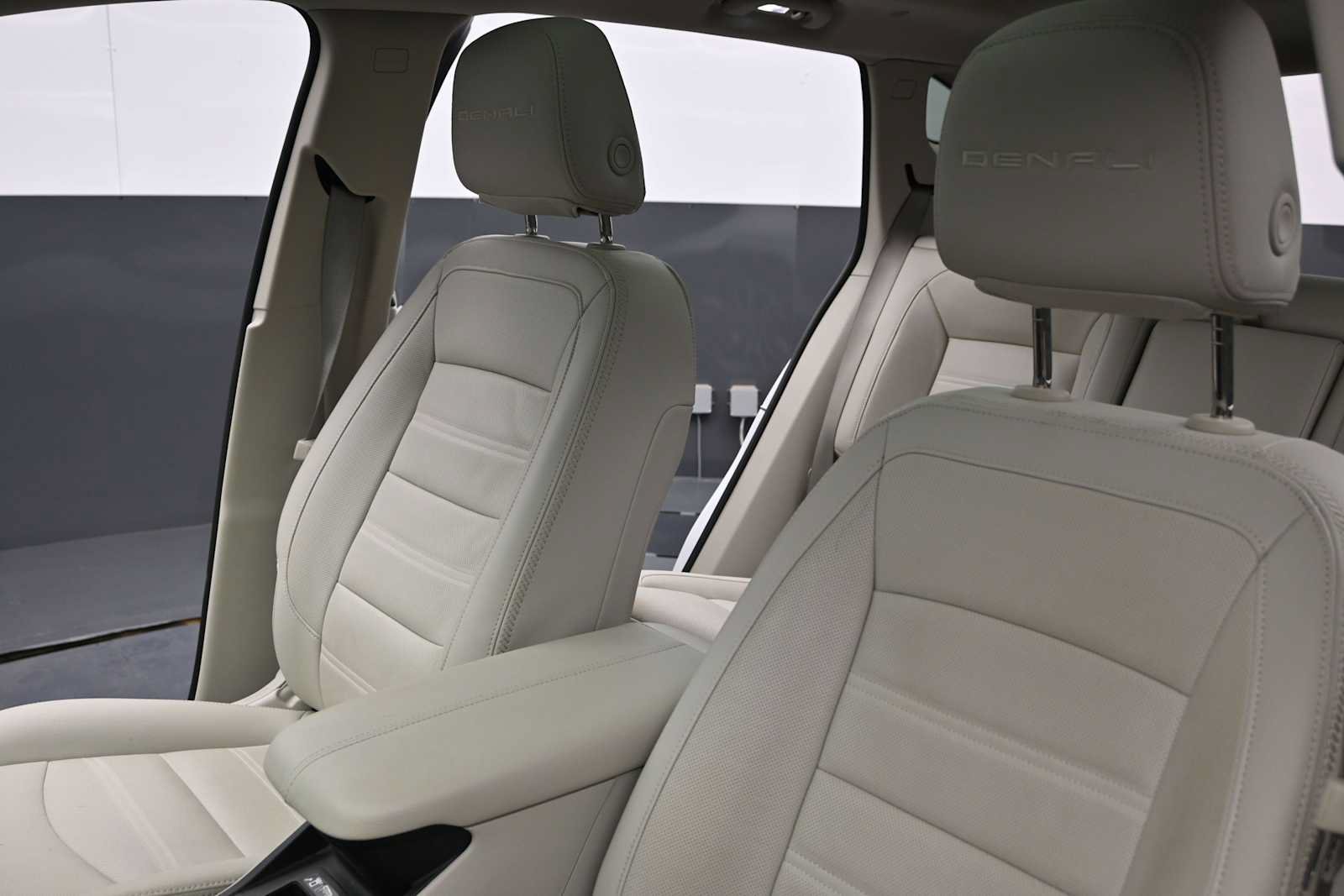 Used 2024 GMC Terrain Denali w/ Denali Premium Package AWD/4WD image 30