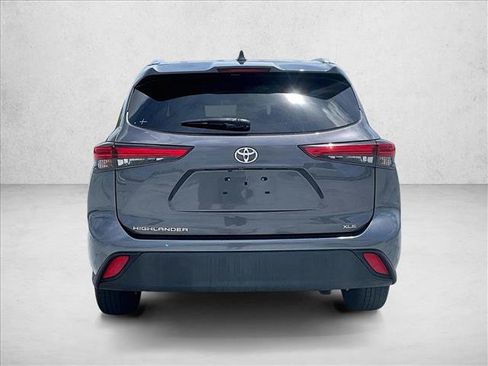 Used 2021 Toyota Highlander XLE FWD image 4