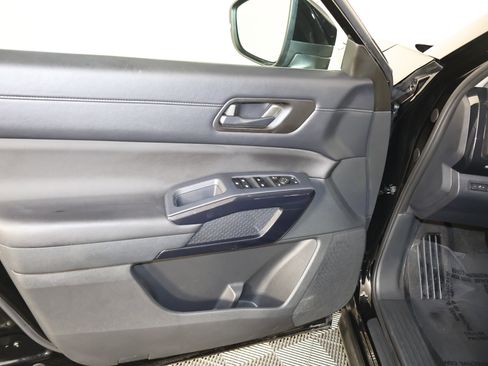 Used 2025 Nissan Pathfinder SV image 37