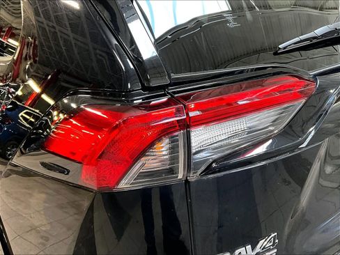 Used 2021 Toyota RAV4 SE image 34