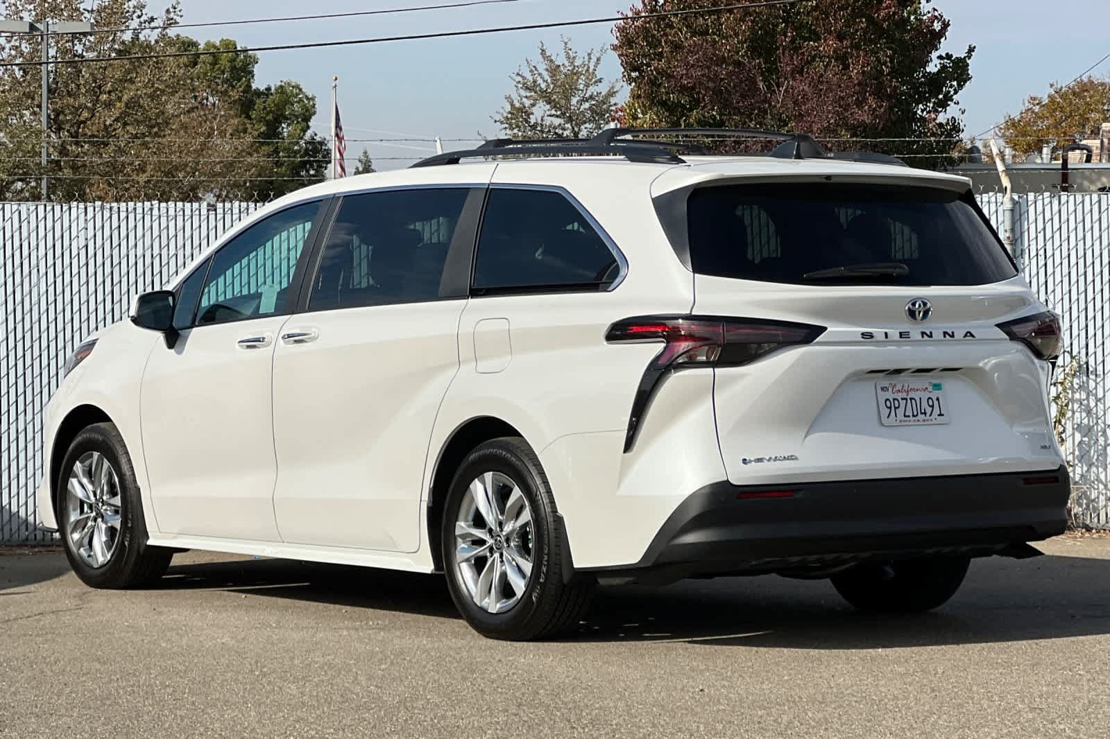 Used 2025 Toyota Sienna XLE w/ XLE Plus Package AWD/4WD image 5