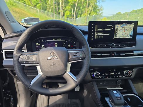 New 2025 Mitsubishi Outlander AWD image 15