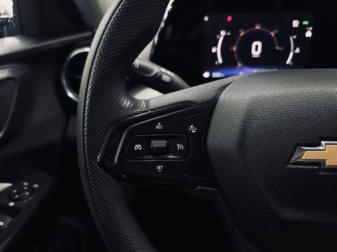 Used 2025 Chevrolet Trax LT FWD image 23