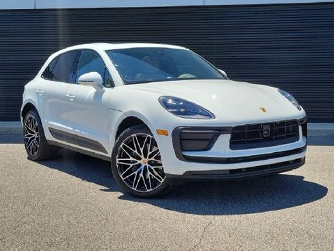 Used 2023 Porsche Macan AWD/4WD image 3