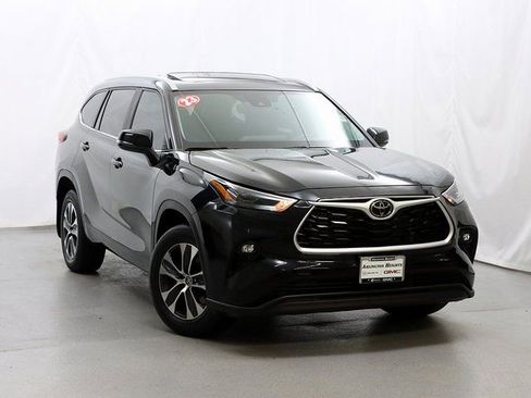 Used 2023 Toyota Highlander XLE image 1