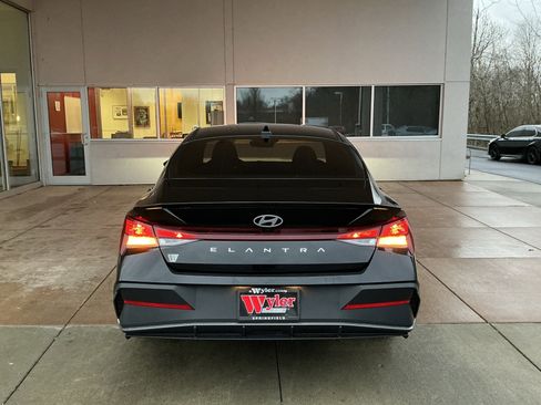 Used 2025 Hyundai Elantra Sport image 21