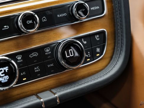 Used 2023 Bentley Bentayga Extended Wheelbase AWD/4WD image 66