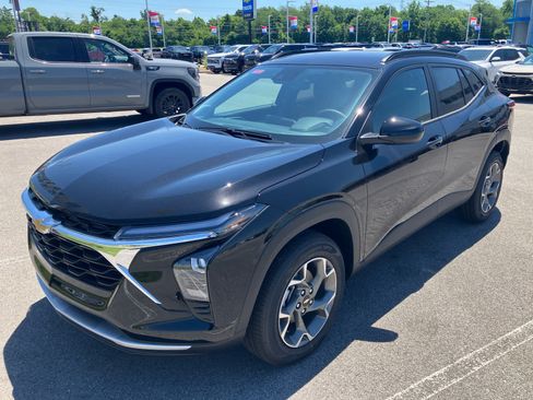 New 2026 Chevrolet Trax LT w/ LT Convenience Package FWD image 3