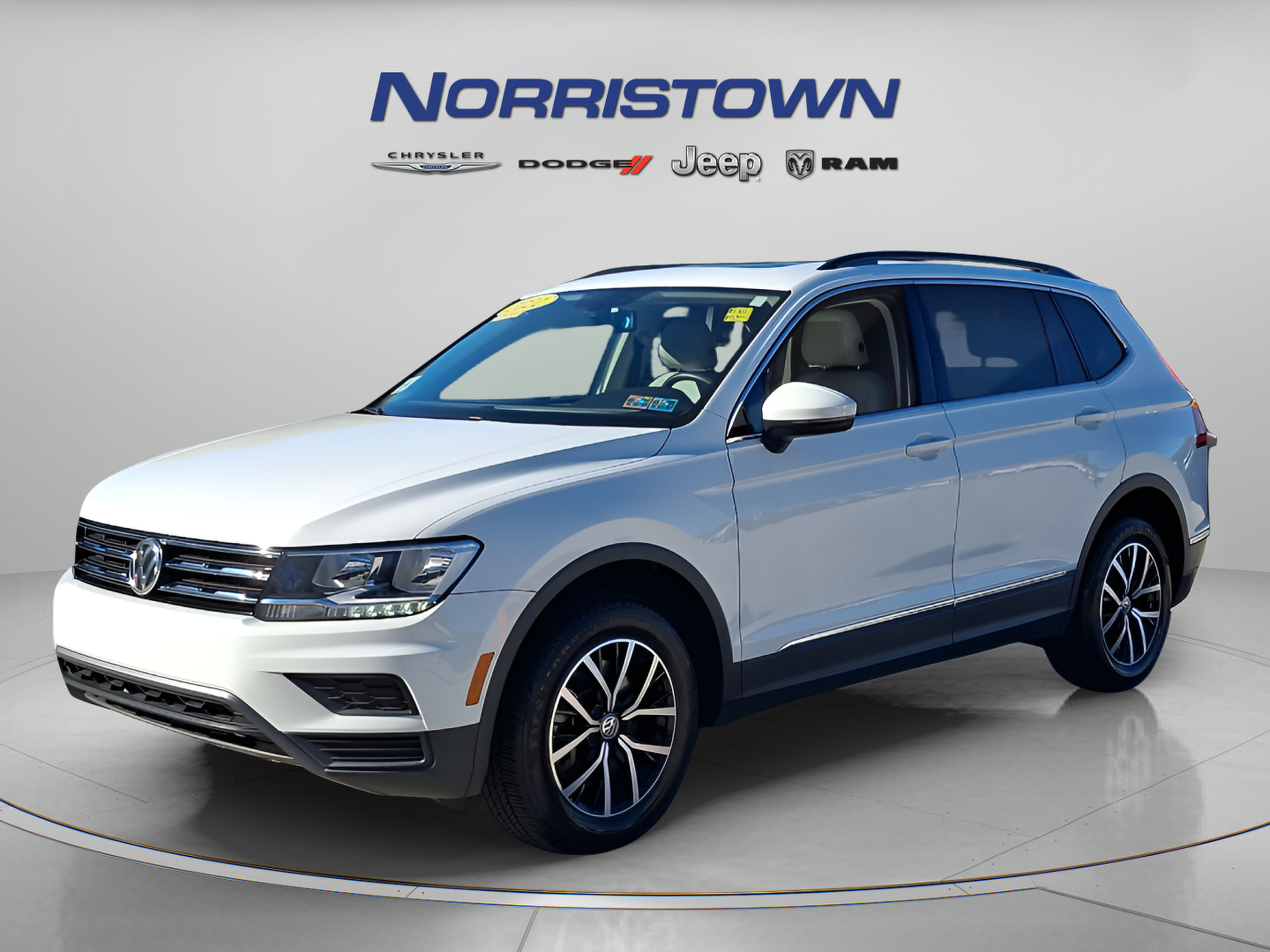 Used 2021 Volkswagen Tiguan SE w/ Panoramic Sunroof Package AWD/4WD image 3