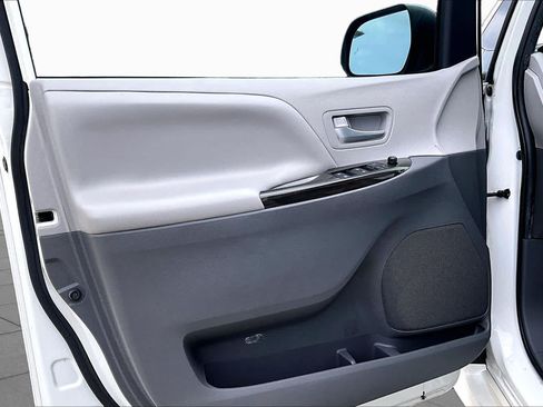 Used 2020 Toyota Sienna XLE Premium FWD image 20