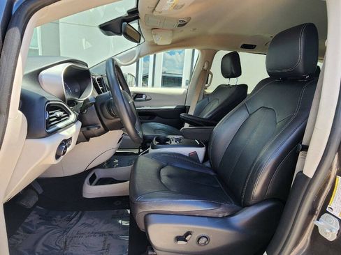 Used 2022 Chrysler Pacifica Touring-L FWD image 10