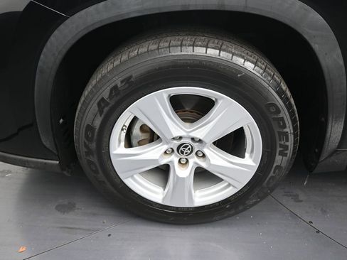 Used 2022 Toyota Highlander L FWD image 9