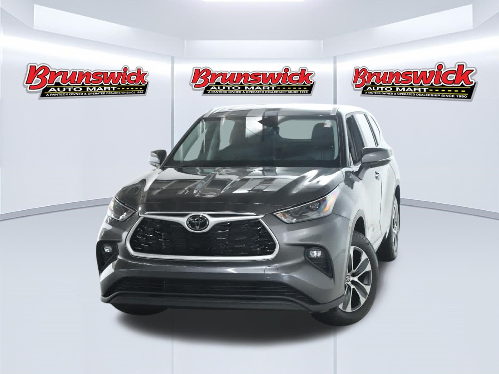 Used 2023 Toyota Highlander XLE FWD image 3