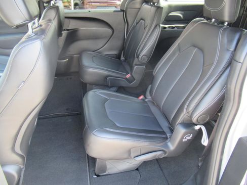 Used 2025 Chrysler Pacifica Select FWD image 30