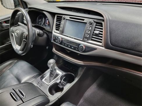 Used 2017 Toyota Highlander XLE image 17