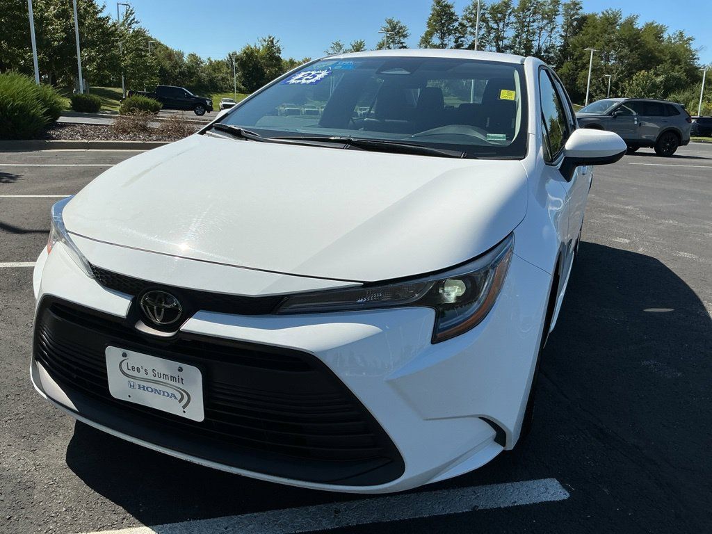 Used 2025 Toyota Corolla LE FWD image 4