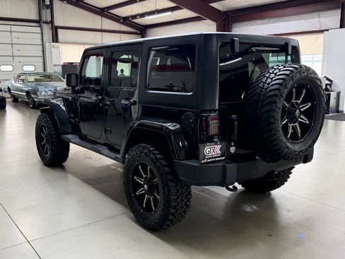 Used 2017 Jeep Wrangler Unlimited Sahara w/ Dual Top Group AWD/4WD image 4