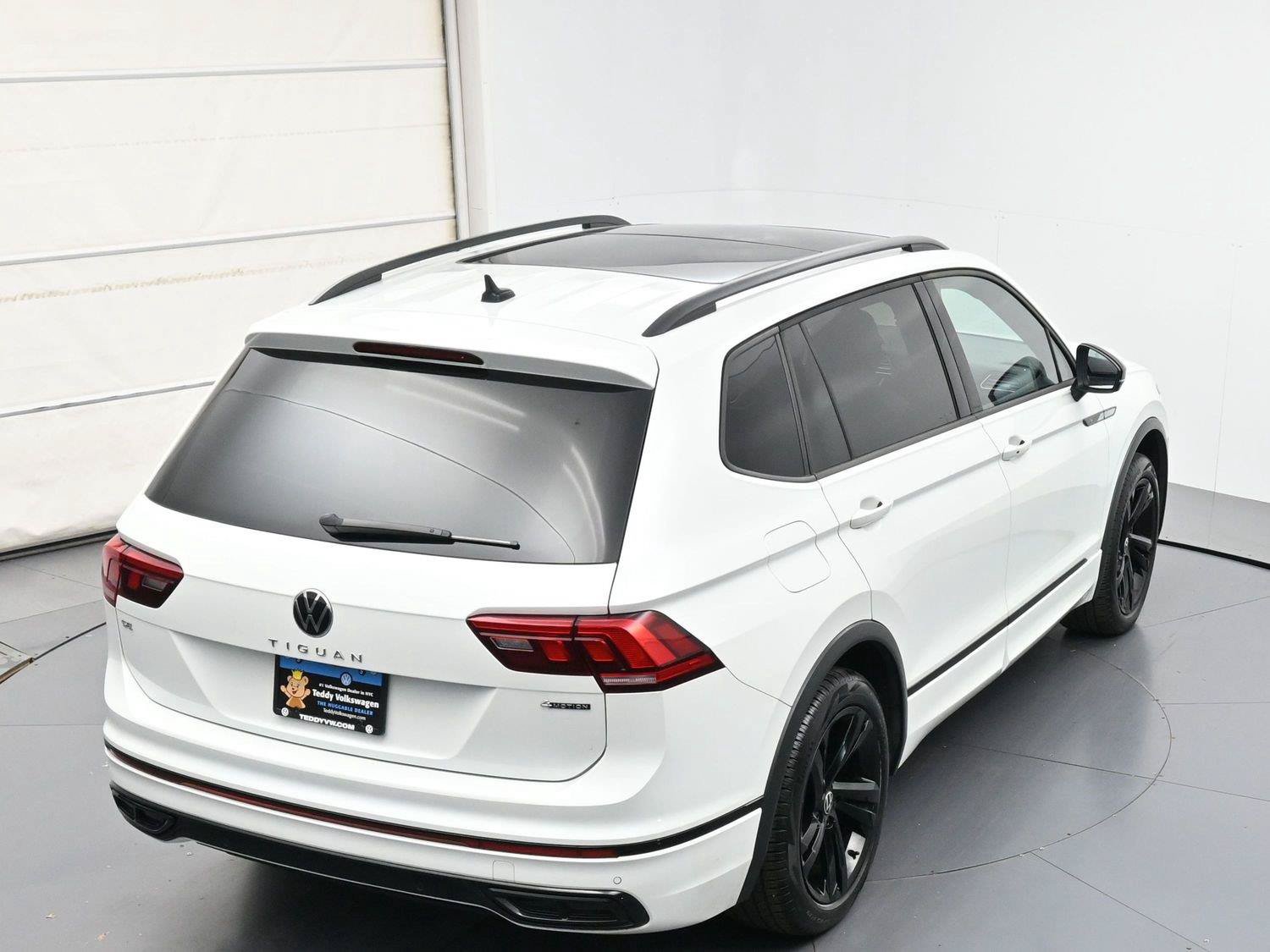 Certified 2024 Volkswagen Tiguan SE R-Line AWD/4WD image 34