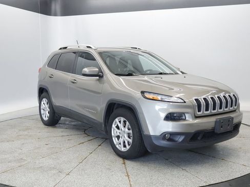 Used 2016 Jeep Cherokee Latitude w/ Cold Weather Group FWD image 10