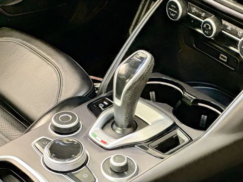 Used 2022 Alfa Romeo Giulia Veloce image 34