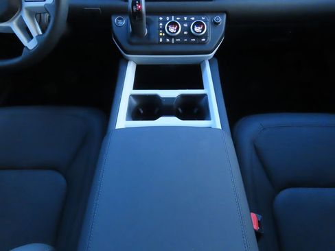 Used 2025 Land Rover Defender 110 X-Dynamic SE image 9