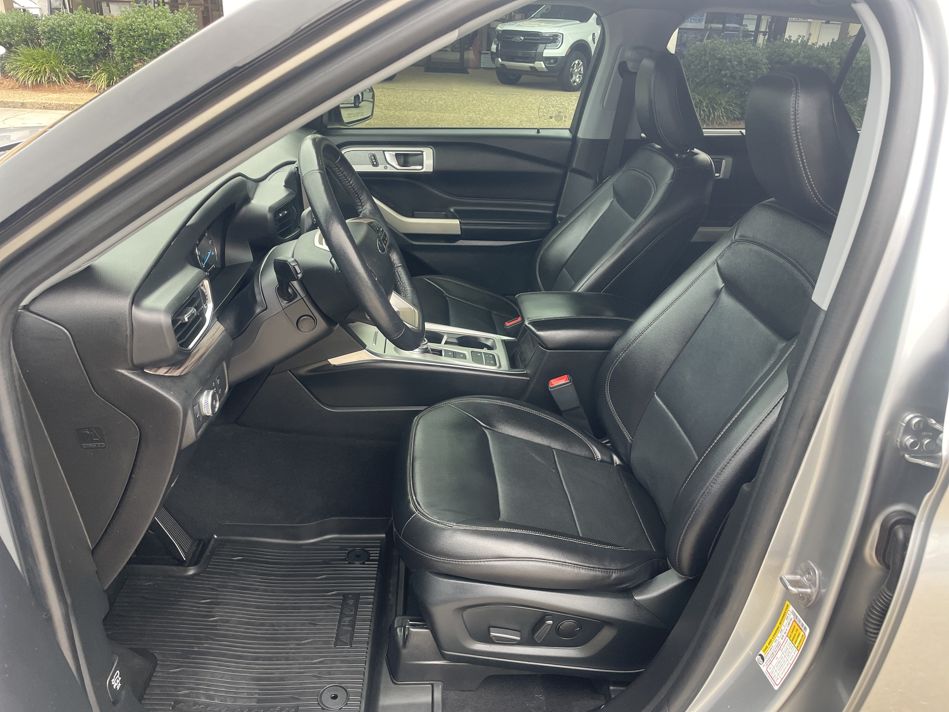 Used 2022 Ford Explorer Limited w/ Equipment Group 301A RWD image 16