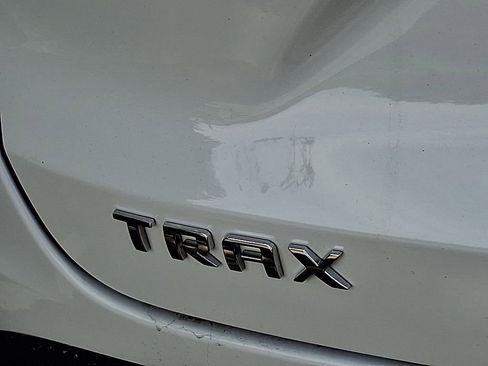 Used 2025 Chevrolet Trax LT FWD image 9