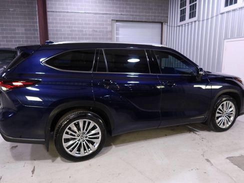 Used 2024 Toyota Highlander Platinum image 6